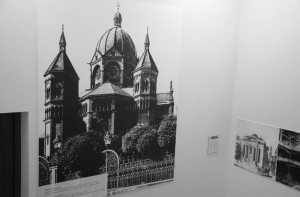 a Zdjęcie Nowej Synagogi wyeksponowane w Synagodze Pod Białym Bocianem