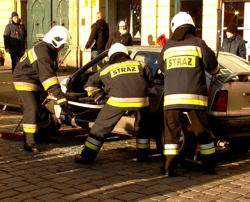 Akcja ratunkowa w wypadku samochodowym