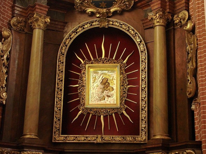 Ołtarz w nawie bocznej